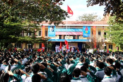 Trường THCS Phan Chu Trinh đón nhận cờ thi đua của Bộ Giáo dục và Đào tạo vào buổi Lễ sơ kết học kỳ I, năm học 2016 – 2017
