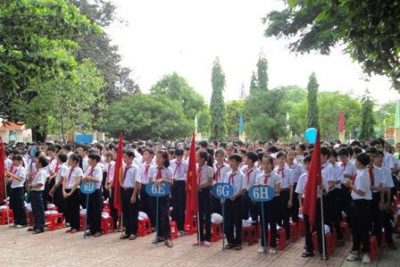 Trường THCS Phan Chu Trinh (TP. Buôn Ma Thuột): Tổ chức lễ đón nhận Bằng khen của Thủ tướng Chính phủ và Cờ thi đua xuất sắc của UBND tỉnh vào buổi Lễ tổng kết năm học 2010 – 2011