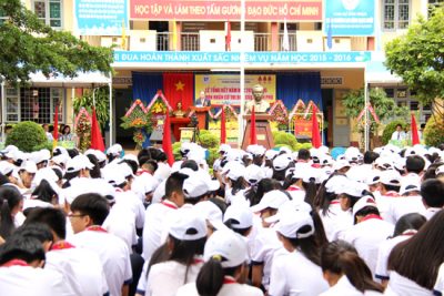Trường THCS Phan Chu Trinh tổng kết năm học 2015 – 2016 và đón nhận cờ thi đua của Chính phủ